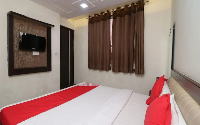 OYO 24723 Hotel Atul Palace