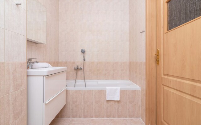 Cozy Apartment Chmieleniec by Renters