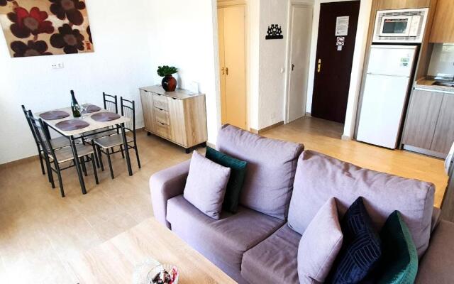 Skol 427 Spacious 1 Bedroom Apartment with Sea Views