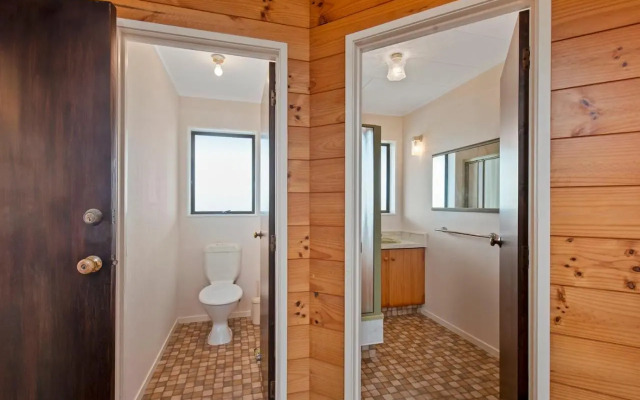 Oceanside Bach - Mount Maunganui Holiday Home