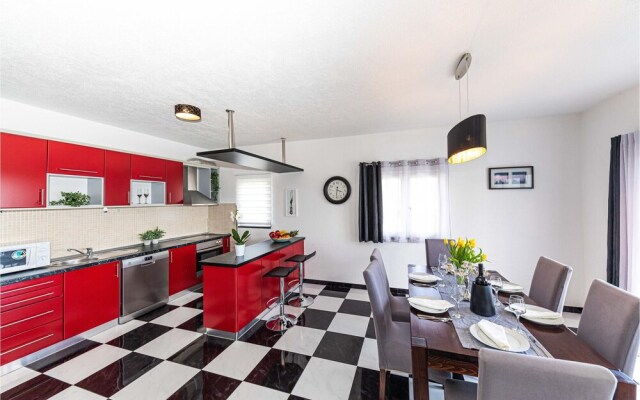 Beautiful Home in Kastel Novi With Wifi and 8 Bedrooms
