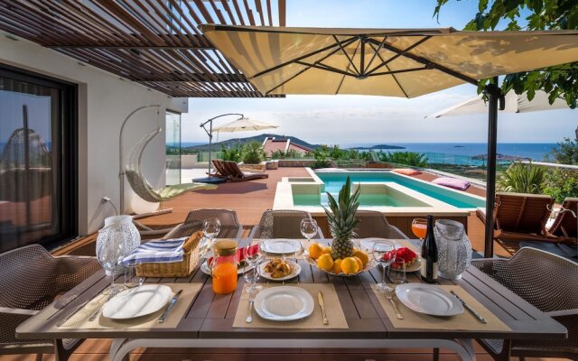 Luxury Villa Golden Eye