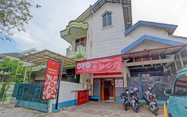 OYO 90426 Near Mall Ciputra 2