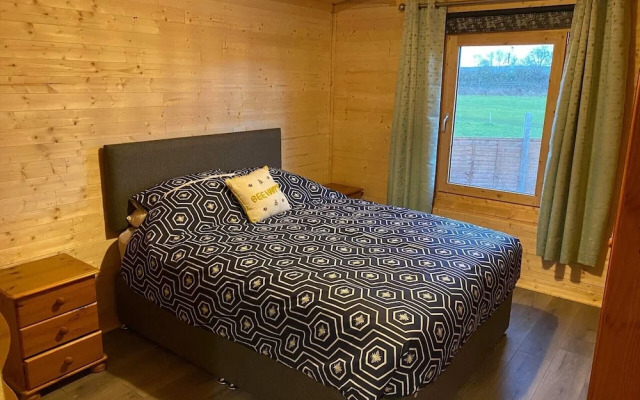 Inviting 2-bedroom Cabin in Ashton Under Hill