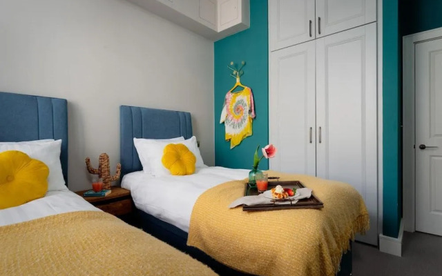 Cathedral Yard - Art Deco Luxury