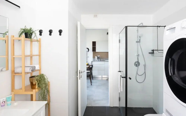 Chic Urban Getaway with Balcony & Mamad by Sea N Rent