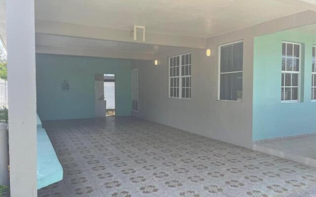 4 Bedr 2 Bathr 2 Level Beach Front House.