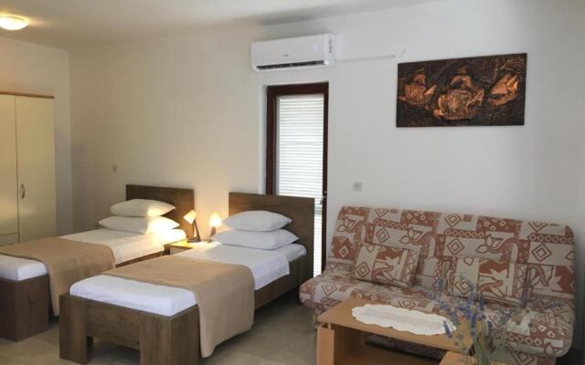 Private studio apartment with a garden and a terrace