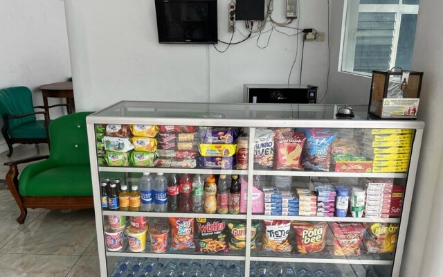 SPOT ON 93270 Handisa Homestay SyariahNearKedai Kopi Atien