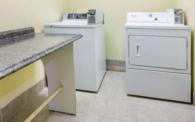 Days Inn & Suites by Wyndham Pryor