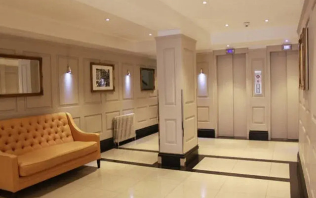 Sloane Avenue Apartment