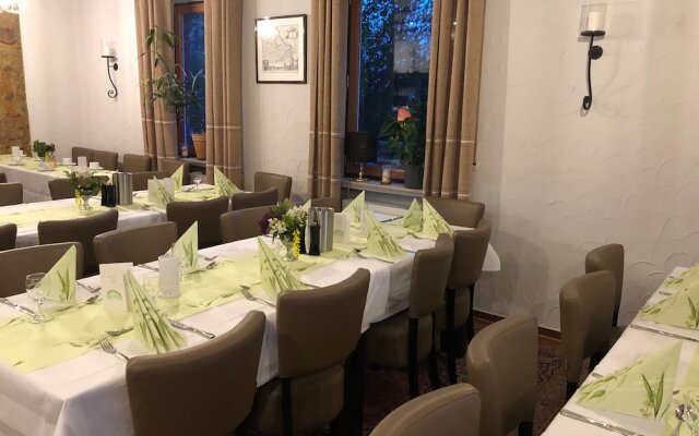 Landhaus vor Burg Eltz