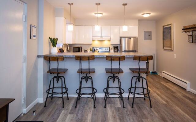 The Coral Suite, Stylish Stay in Old Town FoCo