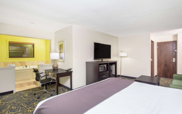 AmericInn by Wyndham Delafield-Waukesha-Milwaukee
