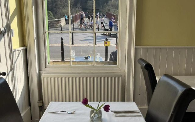 Tontine Hotel & Bar