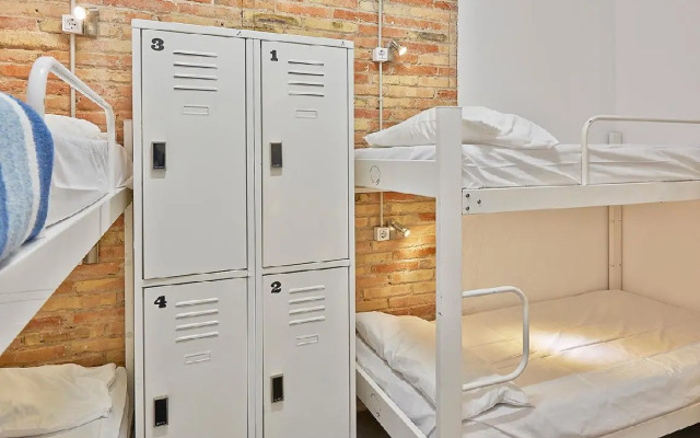 Hola Hostal Collblanc - Hostel