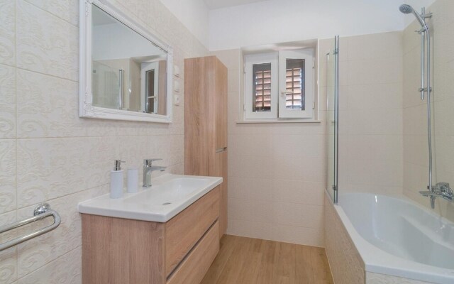 Amazing Home in Duce With Wifi and 2 Bedrooms