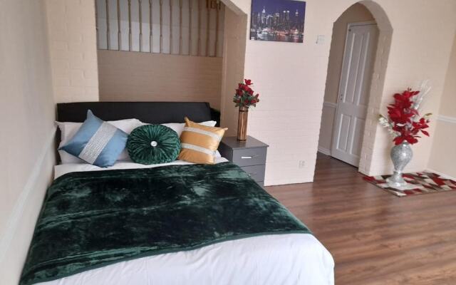 Captivating Extra Large Room in London, to Relax