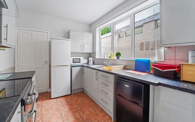 4 Bed House in Wolverhampton Your Home From Home