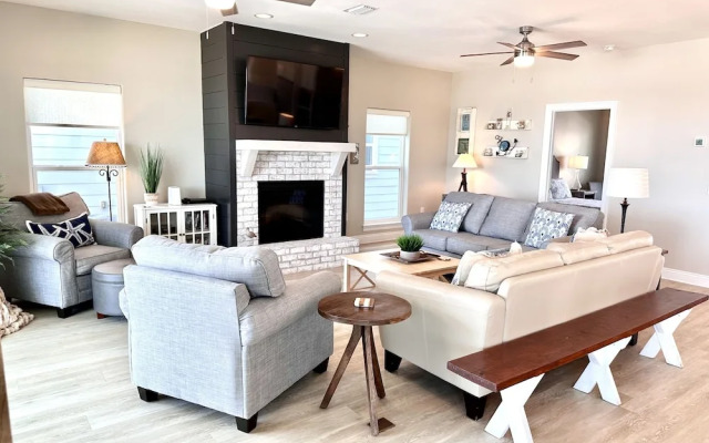 Salty Dog 5 Bedroom Home by RedAwning