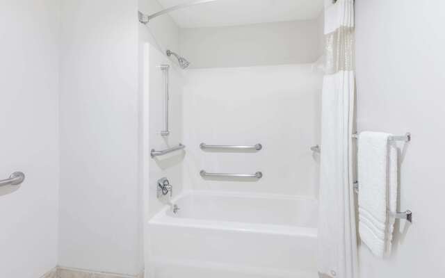 Baymont by Wyndham Arlington At Six Flags Dr