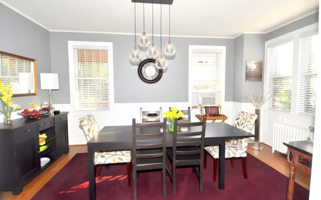 Aunt Beas Bungalow - Right in Town!