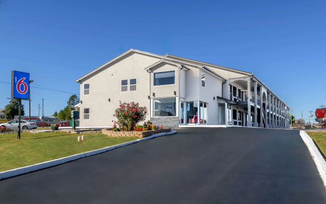 Motel 6 Commerce, GA