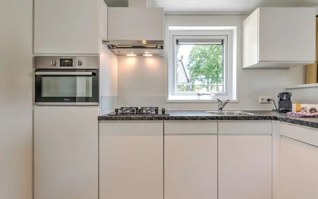 Lovely Holiday Home in Kaatsheuvel With Bubble Bath