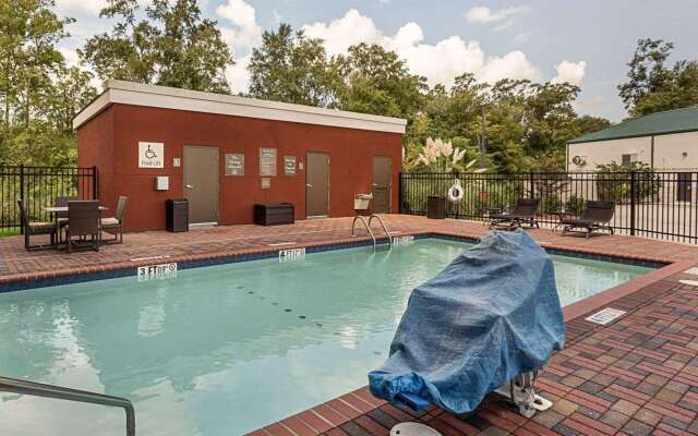 Comfort Suites near Tanger Outlet Mall