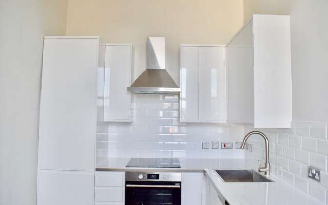 Modern 2 Bedroom Apartment Near Queens Park