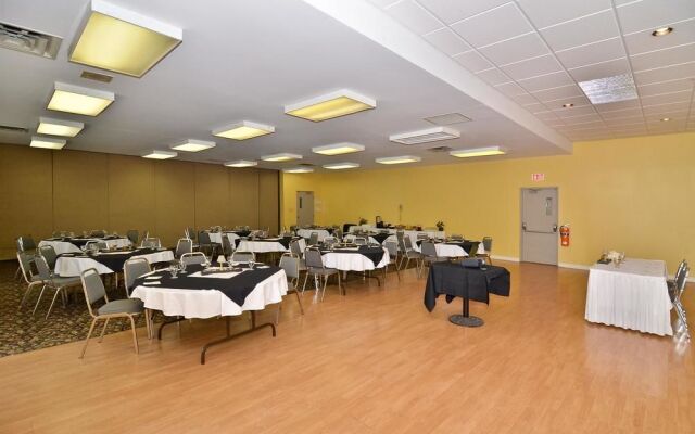 Days Inn & Conference Centre Renfrew Centre
