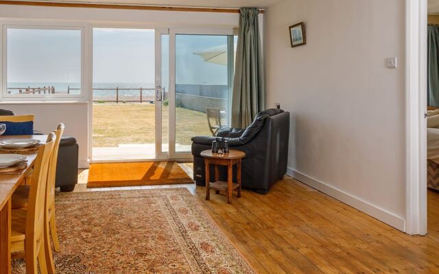 Sunny Seafront Chalet - Sleeps 6