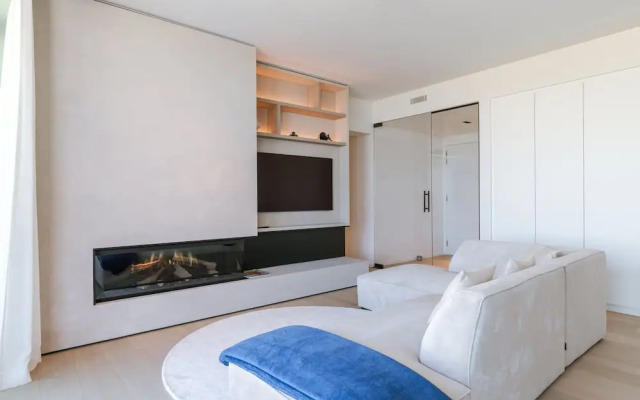 Huswell - Minimalist Coastal Luxury Panoramic View