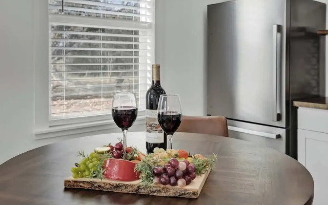 Evergreen Escape W/hot-tub 5 Min to Downtown!