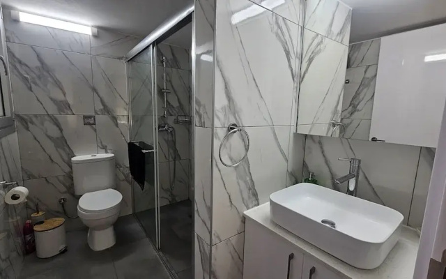 126 Nic- Stay Homiesuite Apartment