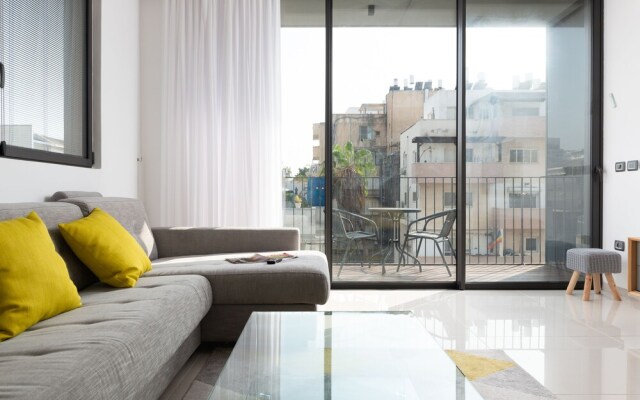 Luxury 2BR Balcony near beach Parking