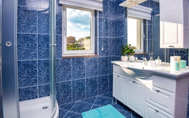 Awesome Apartment in Podstrana With 1 Bedrooms and Wifi