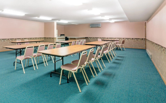 Super 8 By Wyndham Milbank