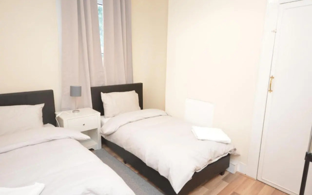 Cheerful 4 bedroom House in greater London