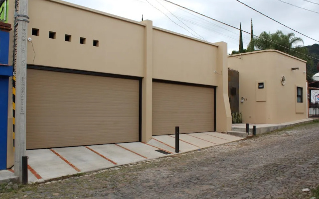 Luxurious 3 Bedroom in Ajijic - Sleeps 6 - Private Gym - Pickleball Court -