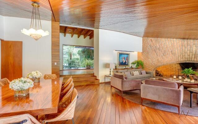 Lavish Villa with Pool I Jacuzzi, Gym & Tennis Court