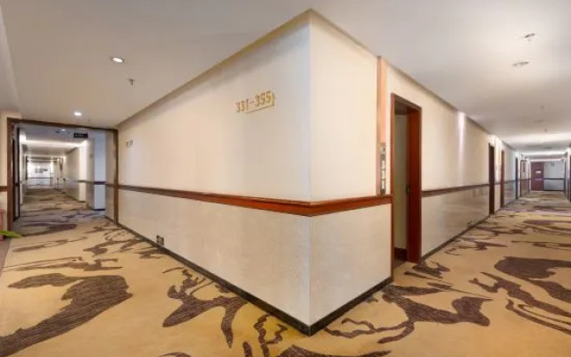 Zhengsheng Hotel (Guangzhou Baiyun Railway Station Xiaoping Subway Station)