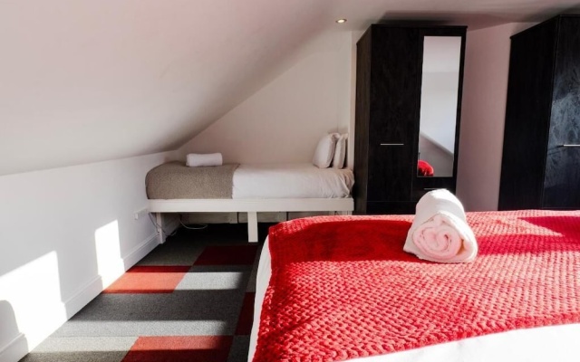Gloucester-4 Bed Home for Work & Leisure
