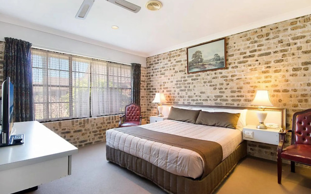 Airport Motel Sir Francis Drake