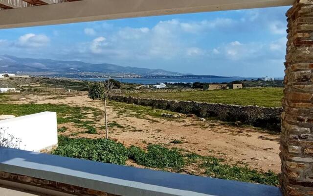 4 bedrooms appartement with sea view and enclosed garden at Antiparos 1 km away from the beach