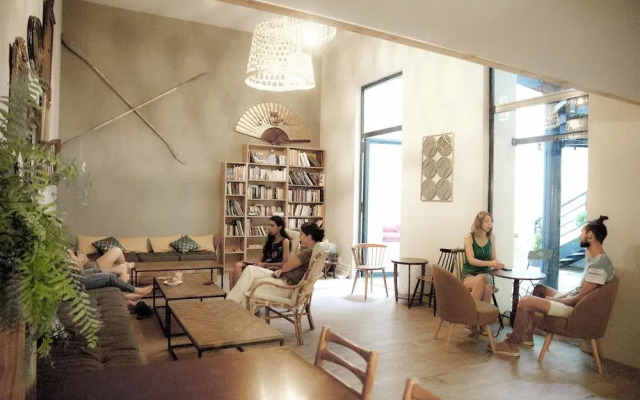 Georges Hostel & Café