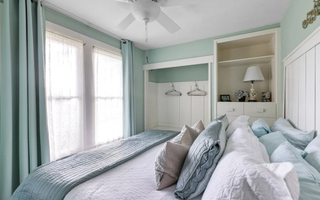 Cardinal Haus 2 Bedroom Home by RedAwning