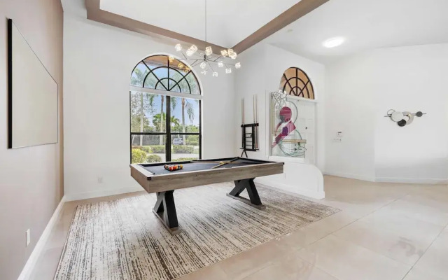 Grand 6BR Plantation Estate w/ Tennis & Pool