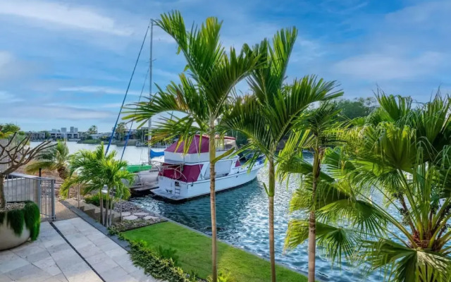 Water-front Paradise Pool - BBQ - Balcony Dining