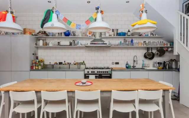 Contemporary 2 Bedroom House in Vibrant Shepherds Bush